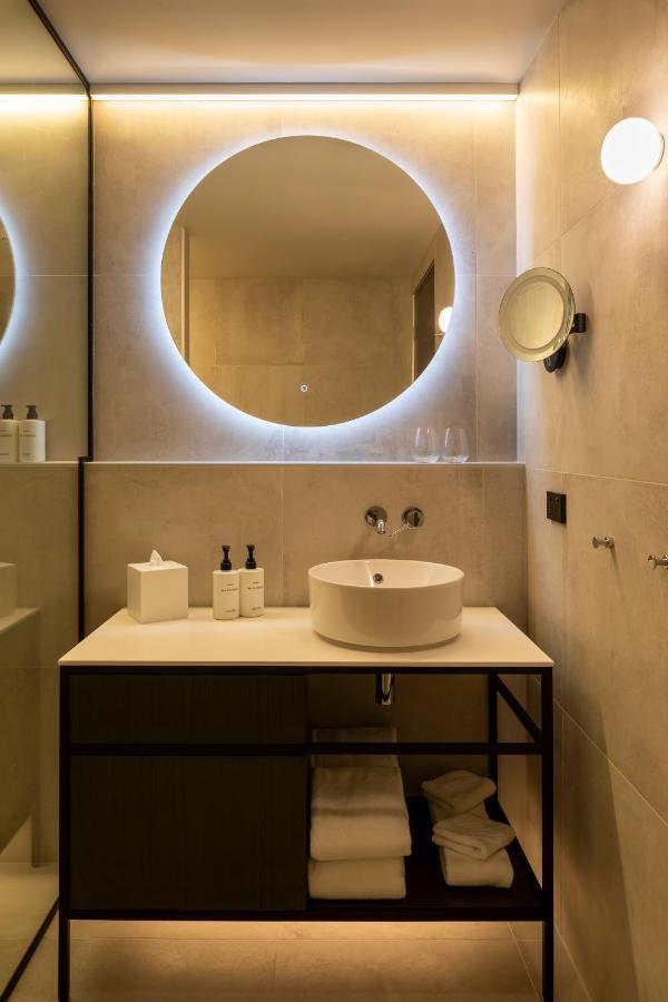 The Mayfair Christchurch Esterno foto Bathroom