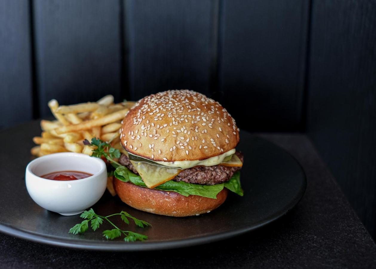 The Mayfair Christchurch Esterno foto A cheeseburger with chips