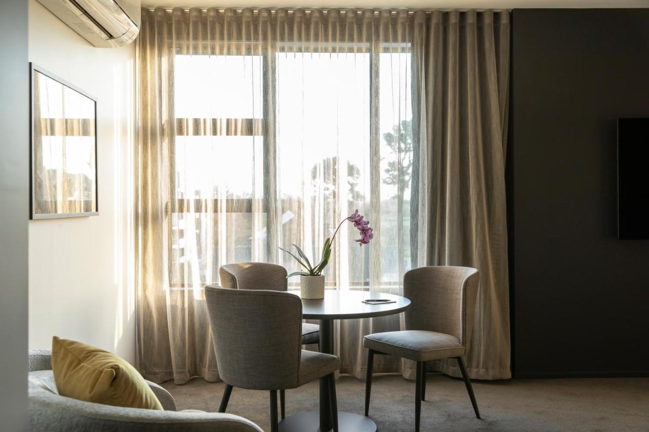 The Mayfair Christchurch Esterno foto A living room with a curtain