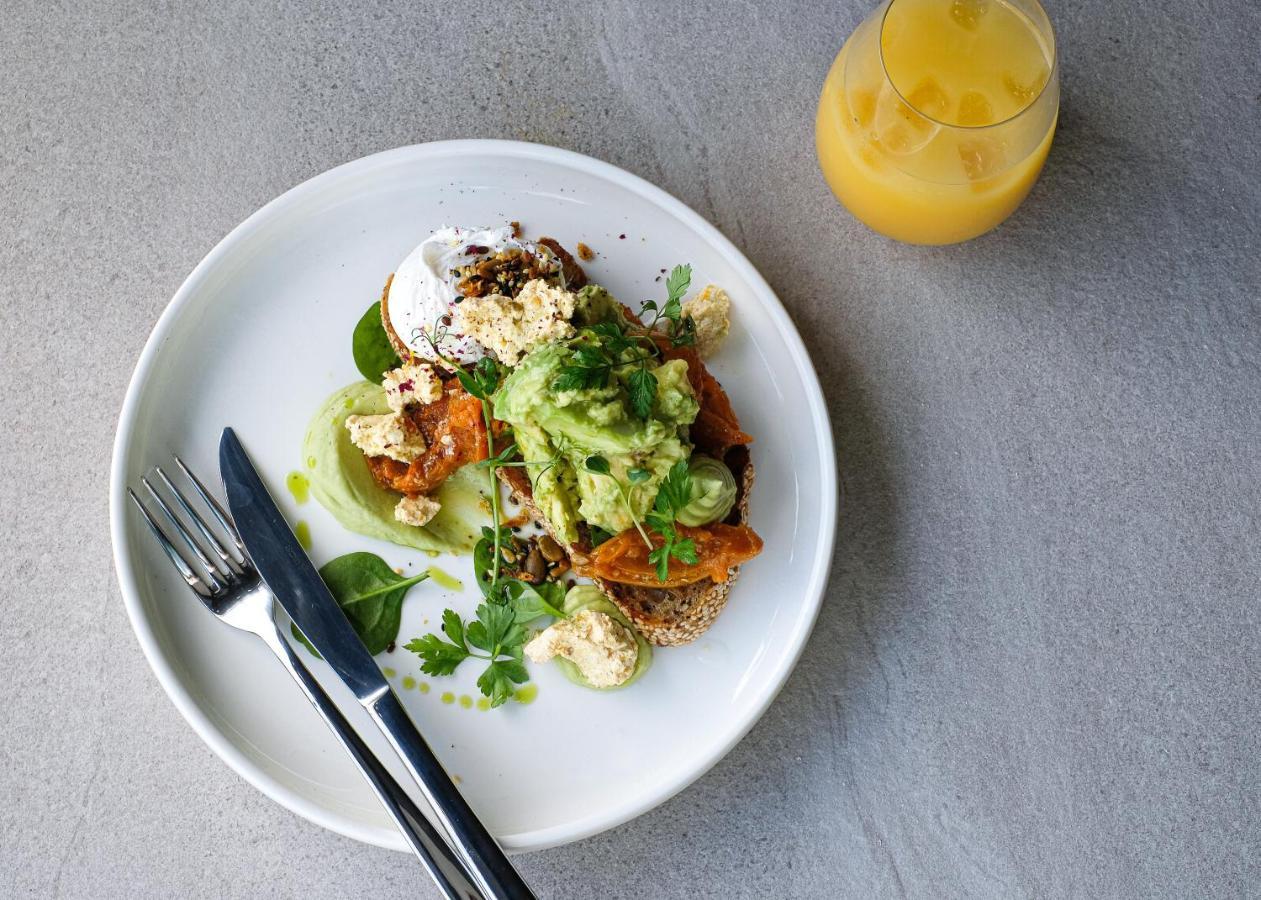 The Mayfair Christchurch Esterno foto Avocado and poached egg on toast